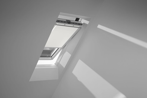 Kombinieren & sparen: VELUX Hitzeschutz-Markise Tageslicht und VELUX Sichtschutz-Rollo